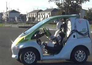 日本研发开车机器人时速达5公里，会拉手刹、踩踏板