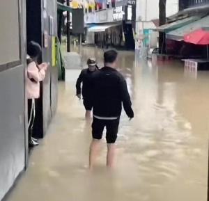 宁波海水倒灌街边商户发声 首次遭遇大潮影响生意