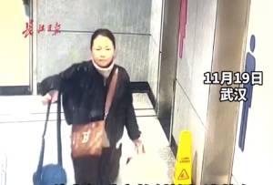 老人公厕里丢了全部家当女乘客立马上交