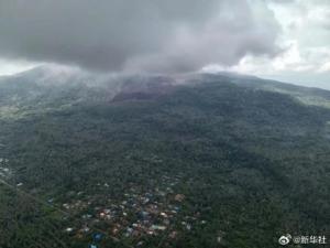 印尼東部火山噴發(fā)灰柱高8000米 航空交通受影響