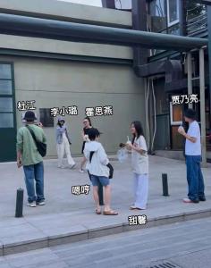 李小璐賈乃亮帶甜馨與霍思燕一家出游 離婚后的溫馨同框