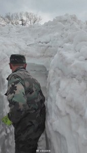 黑龍江鳳凰山景區(qū)積雪最深處達5米 五一假期持續(xù)降雪引發(fā)關(guān)注