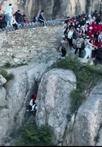 兩名游客翻墻攀爬墜落卡進(jìn)石縫 泰山驚魂記