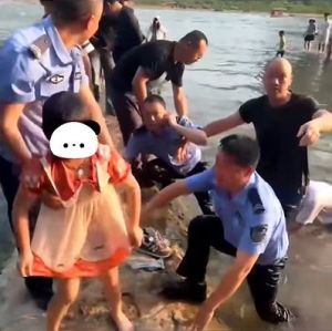 小女孩意外墜湖游客跳水救人 應(yīng)急救援隊(duì)員迅速施救