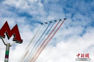 俄紅場閱兵總彩排 戰(zhàn)機(jī)編隊飛越天空 勝利80周年慶典預(yù)演