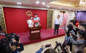 北京首對“全國通辦”新人領(lǐng)證 新條例首日見證便捷登記