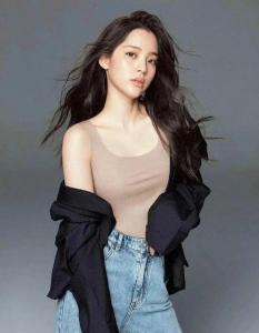 歐陽(yáng)娜娜回到老家江西吉安 體驗(yàn)非遺文化笑容甜
