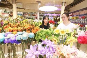 男孩母親節(jié)幫媽媽賣空花店 鮮花傳遞愛意