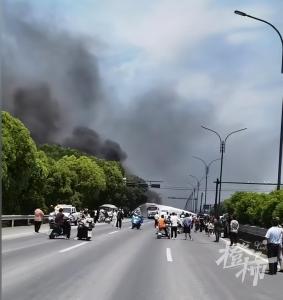 杭州一油罐車在國(guó)道上起火 貨車追尾引發(fā)濃煙滾滾