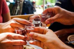 5名干部共飲4瓶白酒1人死亡,，堪稱頂風(fēng)違紀(jì)“反面教材”