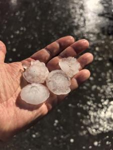 氣象部門解答冰雹成因 “上冷下熱”對(duì)流所致
