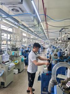 義烏商家清早接到30萬(wàn)雙襪子大單 關(guān)稅下調(diào)促訂單激增