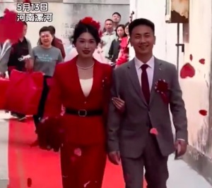 河南00后新人用二八大杠做婚車 網(wǎng)友：像穿越到80年代