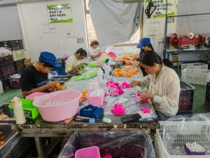 美國客戶“砸單” 義烏工廠加急發(fā)貨 訂單激增催促生產