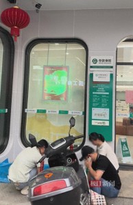 多方回应老人银行办业务发病离世：办理取钱手续过程中不幸去世