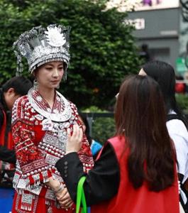 “沈眉莊”現(xiàn)身貴州民族團(tuán)結(jié)大巡游 再現(xiàn)經(jīng)典風(fēng)采