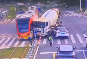 黃石水泥罐車(chē)撞上有軌電車(chē) 當(dāng)?shù)亟痪簾o(wú)人受傷交通已恢復(fù)