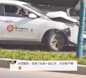 網(wǎng)約車(chē)疑似報(bào)復(fù)多次撞擊水泥罐車(chē) 網(wǎng)友：這是多想不開(kāi)，水泥罐車(chē)有啥損傷