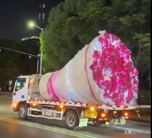 杭州街頭驚現(xiàn)車載巨型花束 浪漫符號引熱議