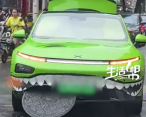 武漢暴雨街頭一車“吃井蓋” 網(wǎng)友：還以為鯊魚在吃奧利奧！