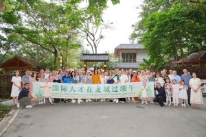 世界多地沉浸式過端午 國(guó)際友人共體驗(yàn)傳統(tǒng)文化