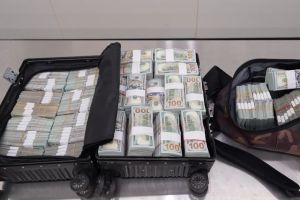 旅客裝了一箱230萬美金入境被查獲 未申報現(xiàn)金超限額