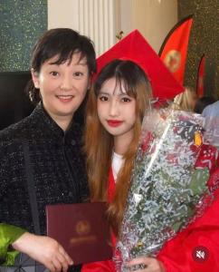 馮小剛徐帆養(yǎng)女徐朵高中畢業(yè) 母女親密合照溫馨有愛