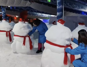長沙10噸冰雪雕出雪人方陣慶祝六一兒童節(jié)