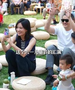 李亞鵬拄拐和妻子看女兒演出 一家三口幸福同框