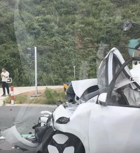 小車(chē)被兩輛大貨車(chē)擠扁 司機(jī)爬出 安全問(wèn)題不容忽視