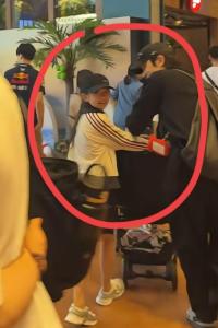 戚薇一家四口泰國被偶遇 幸福出游羨煞旁人