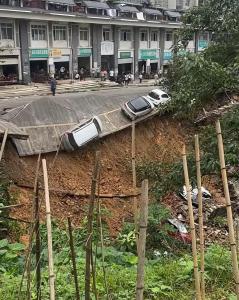 廣西柳州三江一路段塌陷滑坡 車輛接連掉落引發(fā)關(guān)注