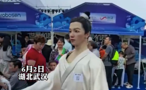 太逼真,！機(jī)器人“唐伯虎”亮相武漢,，面部毛孔清晰可見(jiàn)
