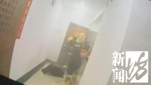八旬老伯家中起火上千件快遞堵門 消防破門后震驚……