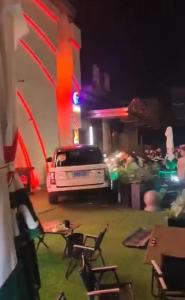 警方回應(yīng)酒吧門前路虎撞人 酒后沖突導(dǎo)致