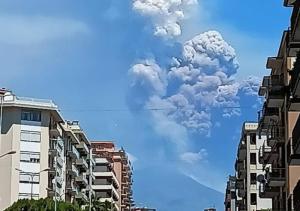 意大利埃特納火山噴發(fā) 灰柱高達5千米