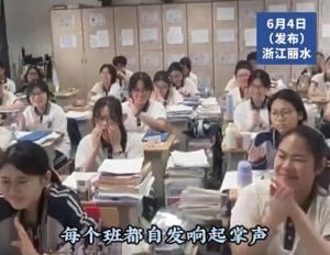 高三老師把英語聽力換成《一路生花》：笑著笑著就哭了,！