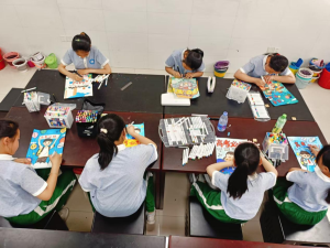 動(dòng)漫全家福為高考加油 彩繪祝福助威高三