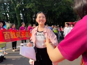 被考場外家長的松弛感暖到了 溫暖陪伴助力高考