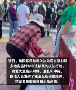混亂中一位老人正竭盡全力清理暴徒留下的殘局