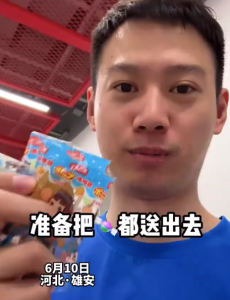 周雨給王楚欽發(fā)糖,，叫梁靖崑梁甜甜