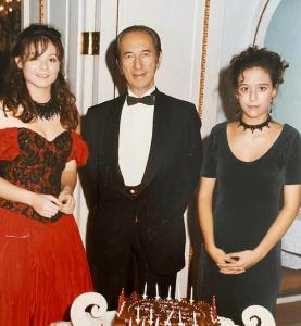 “賭王”孫女街頭擺攤當(dāng)小販 千億孫女的別樣生活