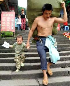 兒子高考結(jié)束后擁抱無腿父親 跪謝父母的養(yǎng)育之恩 沉甸甸的父愛感動(dòng)無數(shù)人
