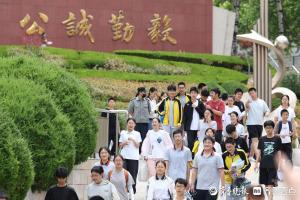 中考生走出考場收到媽媽送的鮮花 自信笑容洋溢