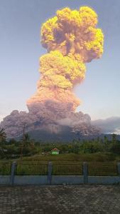 印尼一火山噴發(fā)灰柱高1萬米 暫無人員傷亡報(bào)告