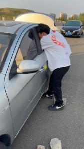 女童被困車內(nèi)三少年破窗救人 高溫下的生命救援