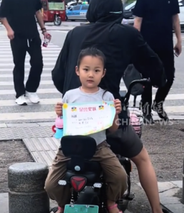 小孩姐坐車后座一路展示獎狀 挑眉小表情藏著滿滿驕傲