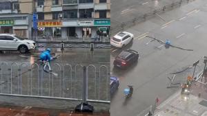 外賣(mài)小哥頂風(fēng)雨獨(dú)自清理路障 暴雨中善舉獲全城點(diǎn)贊