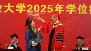 中國農大校長馬拉松式撥穗 溫情送別畢業(yè)生