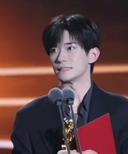 易烊千璽聽到演唱會的表情 凡爾賽式驚喜